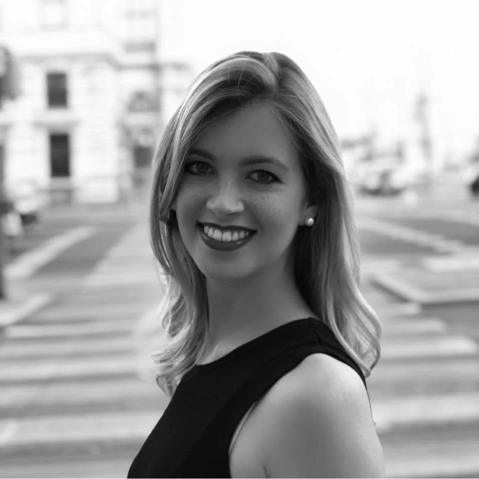 Desiree Was, lächelnde Frau mit langen blonden Haaren, schwarz-weiß-Foto auf der Partner Seite von PraxisSicher
